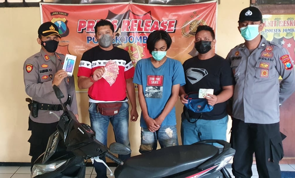 Pelaku pencurian diapit Kapolsek Jombang bersama anggota