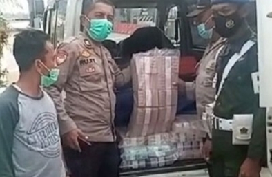 Tumpukan uang Rp 2,1 miliar yang ditemukan dari mobil di exit Tol Ngawi. (Foto Istimewa/iNews)