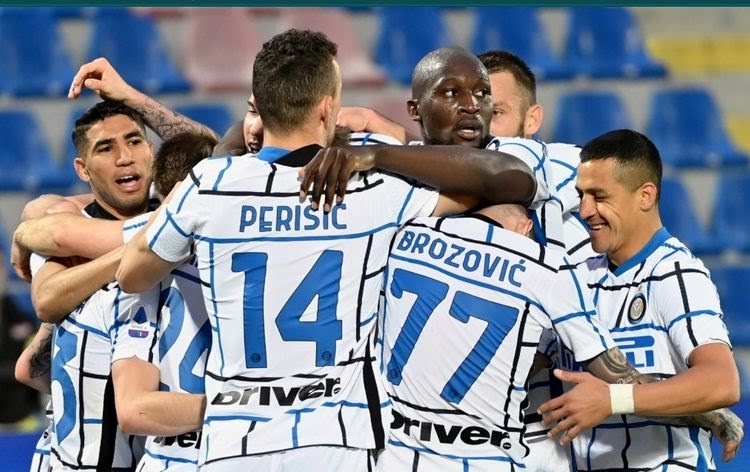 Para pemain Inter Milan merayakan gol yang dicetak saat melawan Crotone di di Stadion Ezio Scida, Sabtu (1/5/2021) kemarin. (TWITTER.COM/BBST15)
