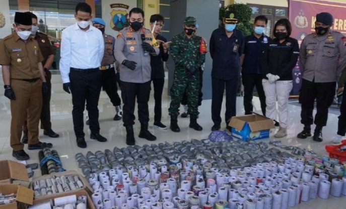 Barang bukti petasan dan bahan peledak diamankan ke Mapolres Mojokerto (Foto IST)