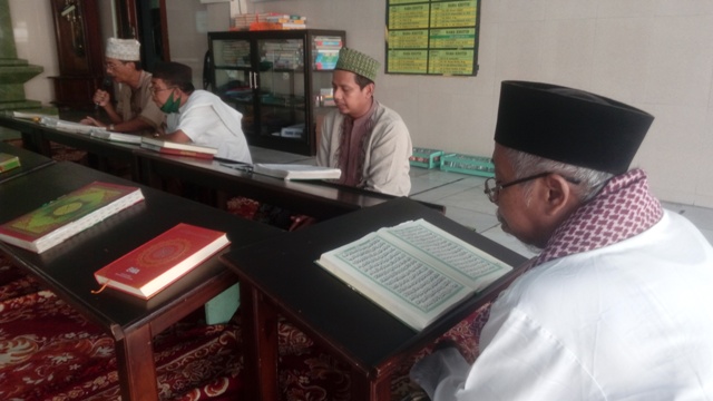 Suasana kegiatan khataman Al-Qur'an di Masjid Ainul Yaqin Sunan Giri, Gresik, Selasa (4/5/2021).
