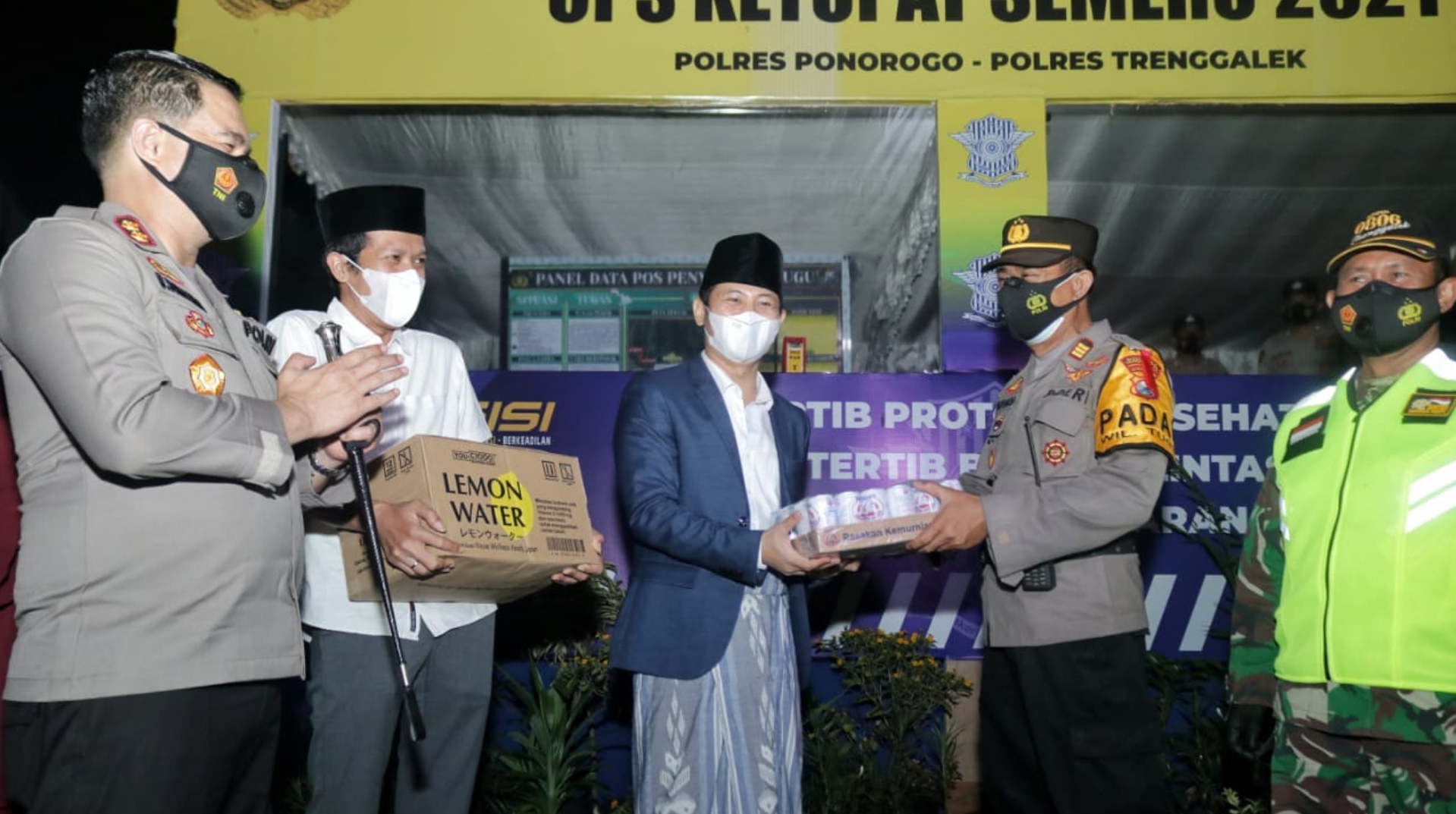 Bupati Trenggalek, Mochamad Nur Arifin, saat meninjau Pos Penyekatan Tugu 