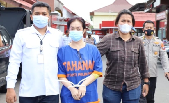 Lily Yunita, tersangka penipuan dengan modus memberikan cek palsu yang tidak bisa dicairkan