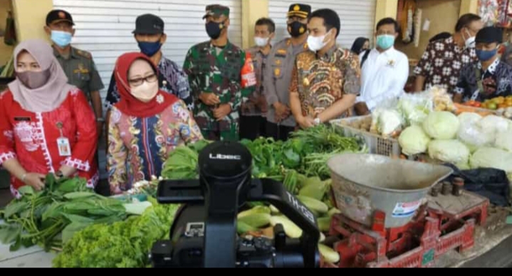 Bupati Jombang Mundjidah Wahab bersama Forkopimda memantau harga kebutuhan pokok di pasar