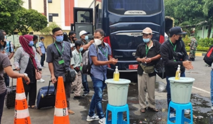PMI asal Singapura dan Malaysia yang baru tiba di Asrama Haji Sukolilo Surabaya, Jumat (7/5/2021). (Foto : Kominfo Jatim)