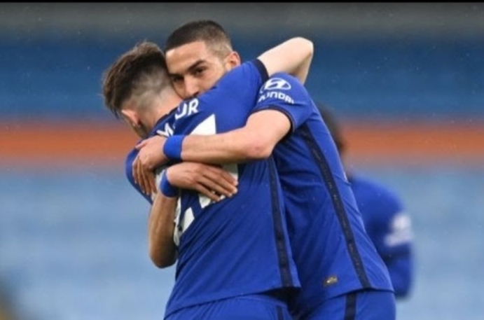 Hakim Ziyech melakukan selebrasi usai mencetak gol pertama Chelsea dalam laga melawan Manchester City di Ettihad (TWITTER.COM/CHELSEAFC)