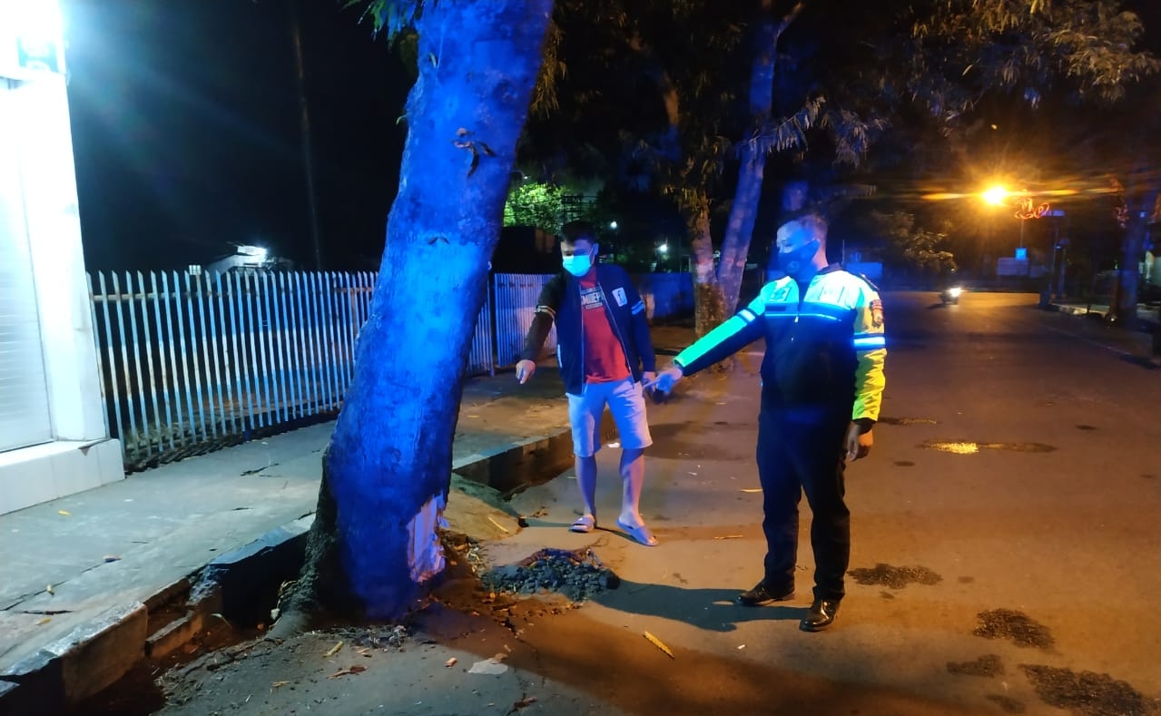 Polisi tunjukan pohon yang ditabrak oleh korban