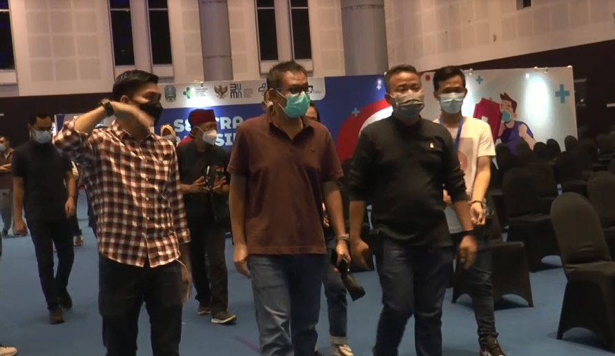 Wakil Sekretaris Satgas Percepatan Penanganan Covid-19 Surabaya yang sekaligus Kepala BPB Linmas Surabaya Irvan Widyanto saat meninjau pelaksanaan vaksinasi massal di Grand City Kota Surabaya