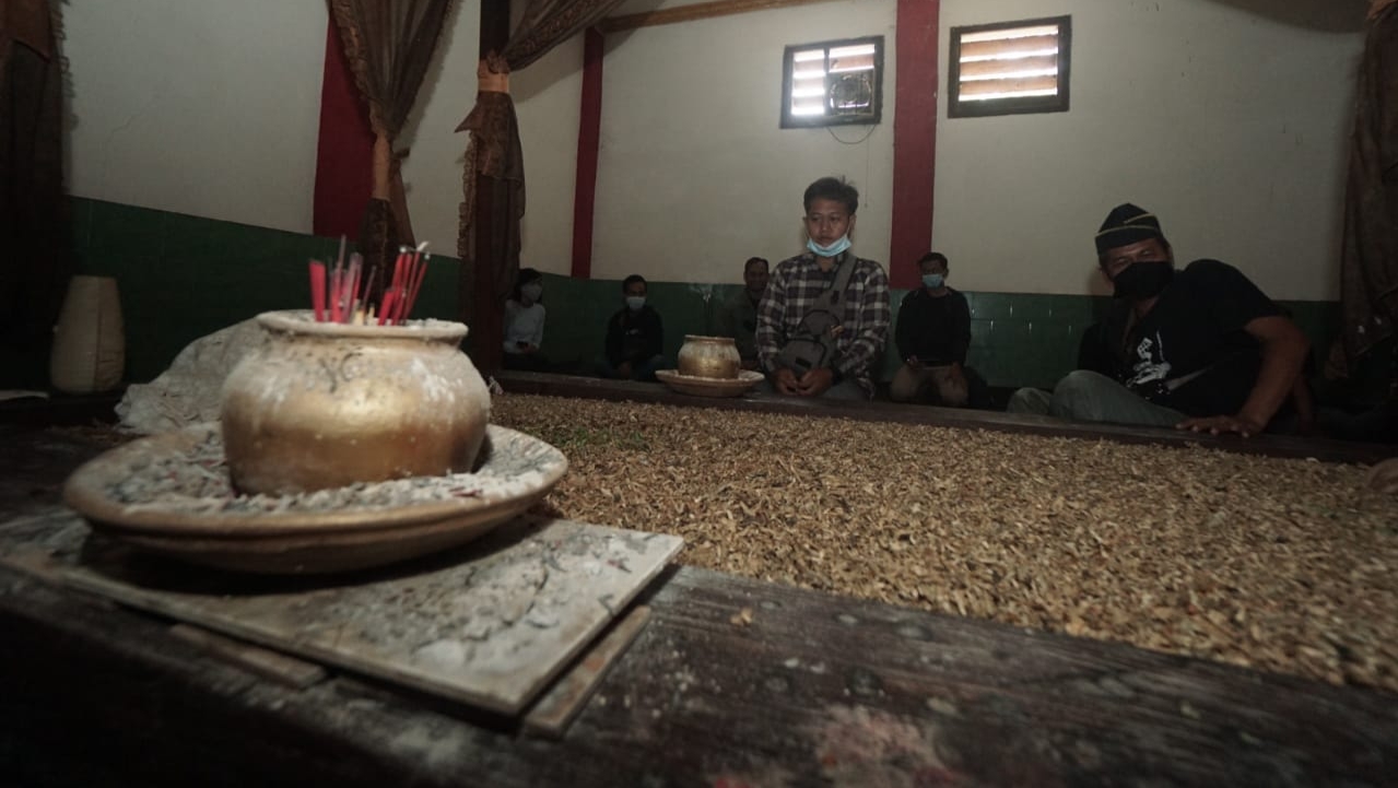 Pesarehan Eyang Suci Gusti Wongso Negoro yang berlokasi di Pedukuhan Sidorejo, Karang Ploso, Desa Bangkingan, Kecamatan Lakarsantri, Kota Surabaya