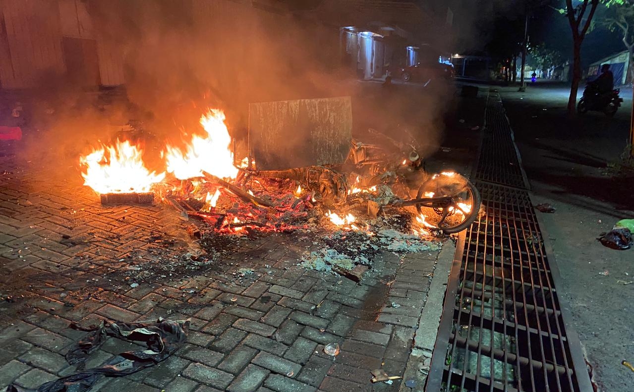 Satu unit sepeda motor yang dibakar massa akibat bentrokan yang terjadi di Buntaran, Tandes.
