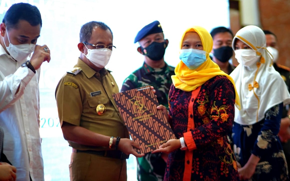 Wali Kota Surabaya Eri Cahyadi menahan tangis dan Wakil Wali Kota, Armuji menyerahkan dokumen administrasi kependudukan dan tali asih kepada keluarga patriot KRI Nanggala 402