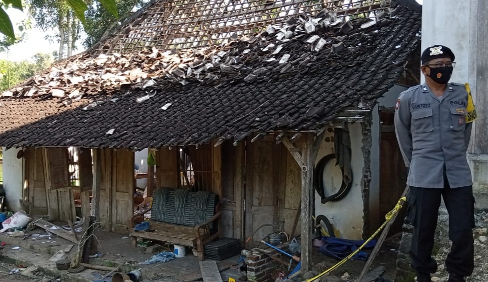 Kondisi rumah rusak parah terkena ledakan petasan jumbo di Tulungagung