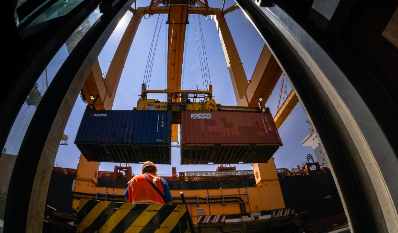 Aktivitas bongkar muat di Pelabuhan Tanjung Perak (Pelndo III for Bacasaja.id)