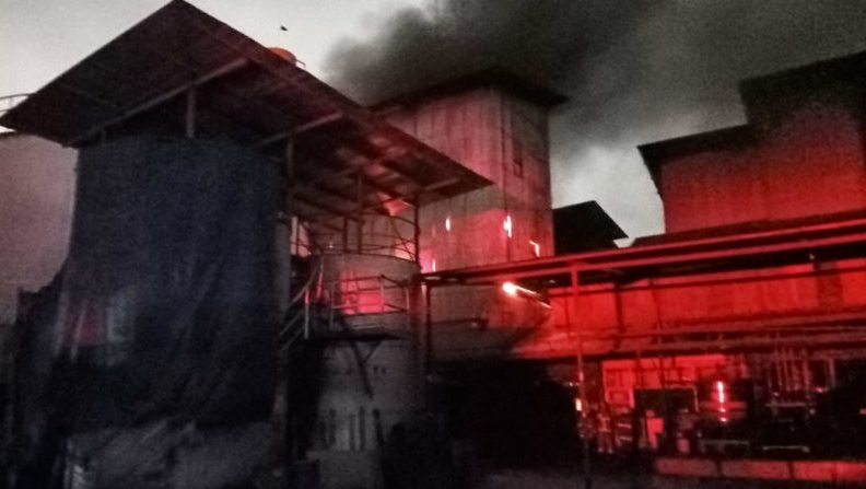 Kebakaran di pabrik minyak di Jalan Ikan Dorang, Surabaya, Minggu (16/5/2021) dinihari. (Damkar Surabaya) 