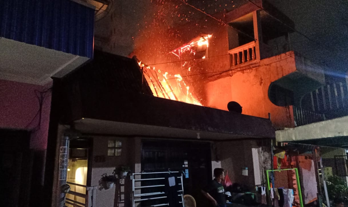 Rumah yang terbakar di Jalan Blauran, Surabaya