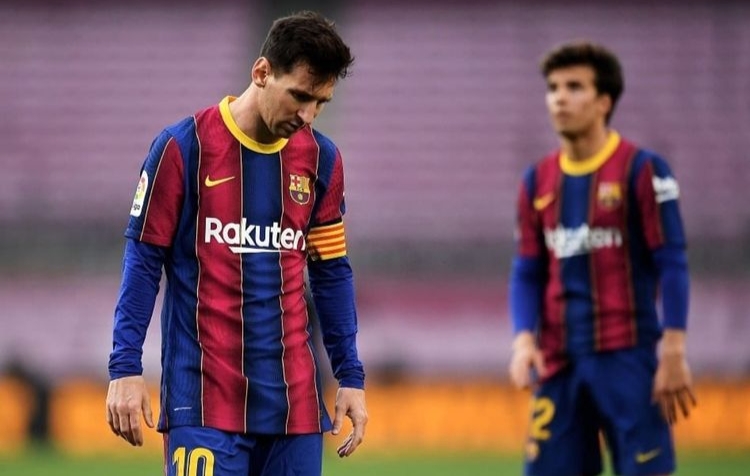 Ekspresi lesu kapten Barcelona, Lionel Messi. (TWITTER.COM/SPORTIMBA)
