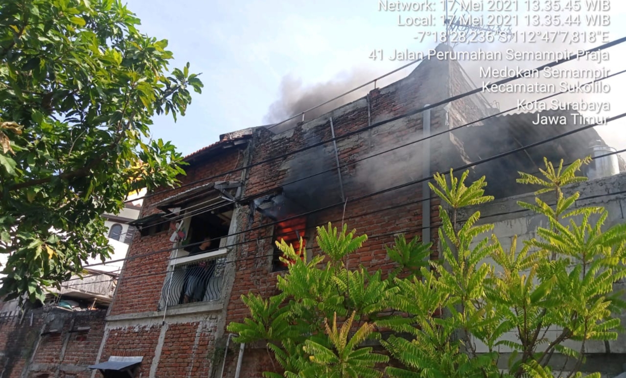 Rumah lantai dua di Perum Semampir Praja yang terbakar