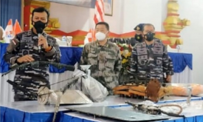 Panglima Koarmada II Laksda TNI Iwan Isnurwanto bersama Atase Pertahanan (Athan) Republik Rakyat Tiongkok (RRT) Senior Kolonel Chen Yongjing menjelaskan perkembangan hasil Operasi Salvage untuk pengangkatan KRI Nanggala 402. (Foto : Dispen Koarmada II) 