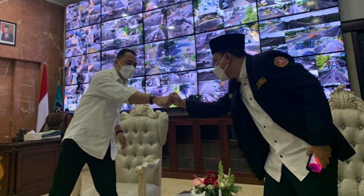 Ketua Karang Taruna Surabaya Fuad Bernadi menemui Wali Kota Surabaya, Eri Cahyadi di ruang kerjanya.