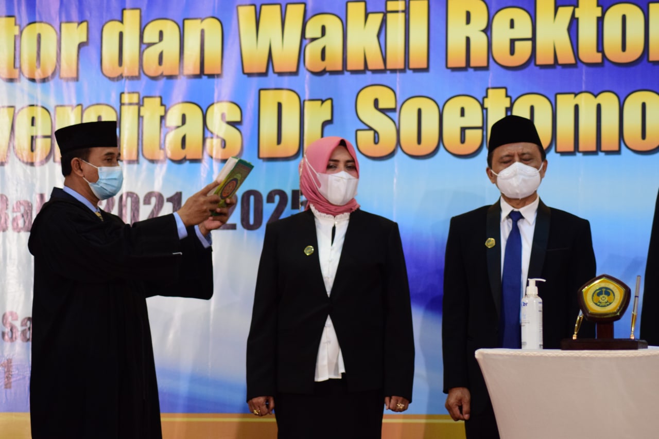 Adik Menkopolhukam Mahfud MD, Dr. Siti Marwiah, SH, MH dilantik sebagai Rektor Unitomo Surabaya 