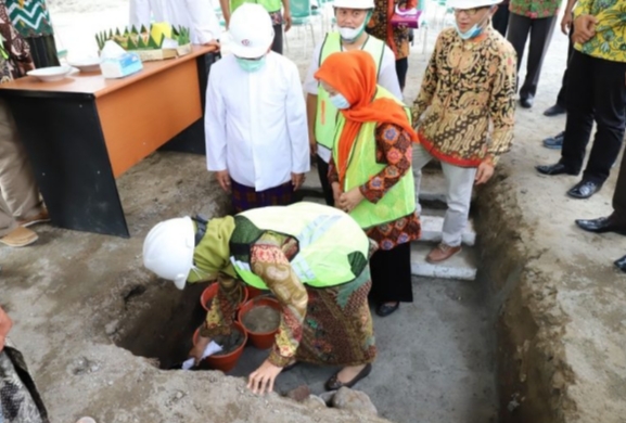 Bupati Jombang Mundjidah Wahab meletakkan batu pertama pembangunan gedung baru Unwaha Tambak Beras 