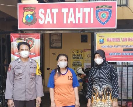 Tersangka mucikari asal Mojokerto diapit petugas Unit PPA Polres Jombang.