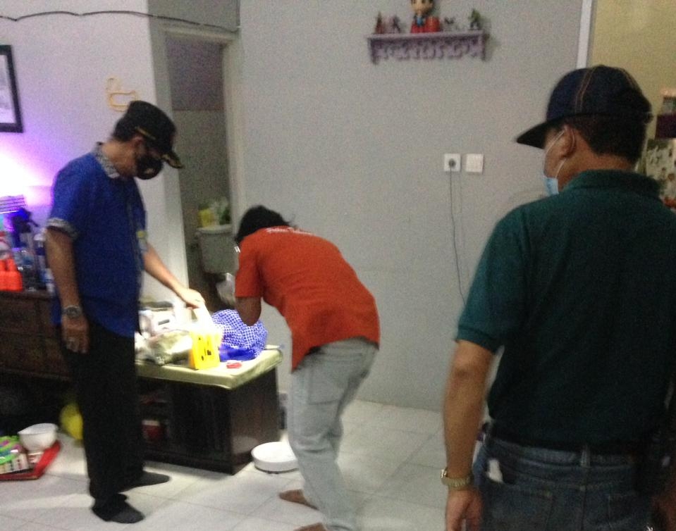 Petugas saat lakukan olah TKP
