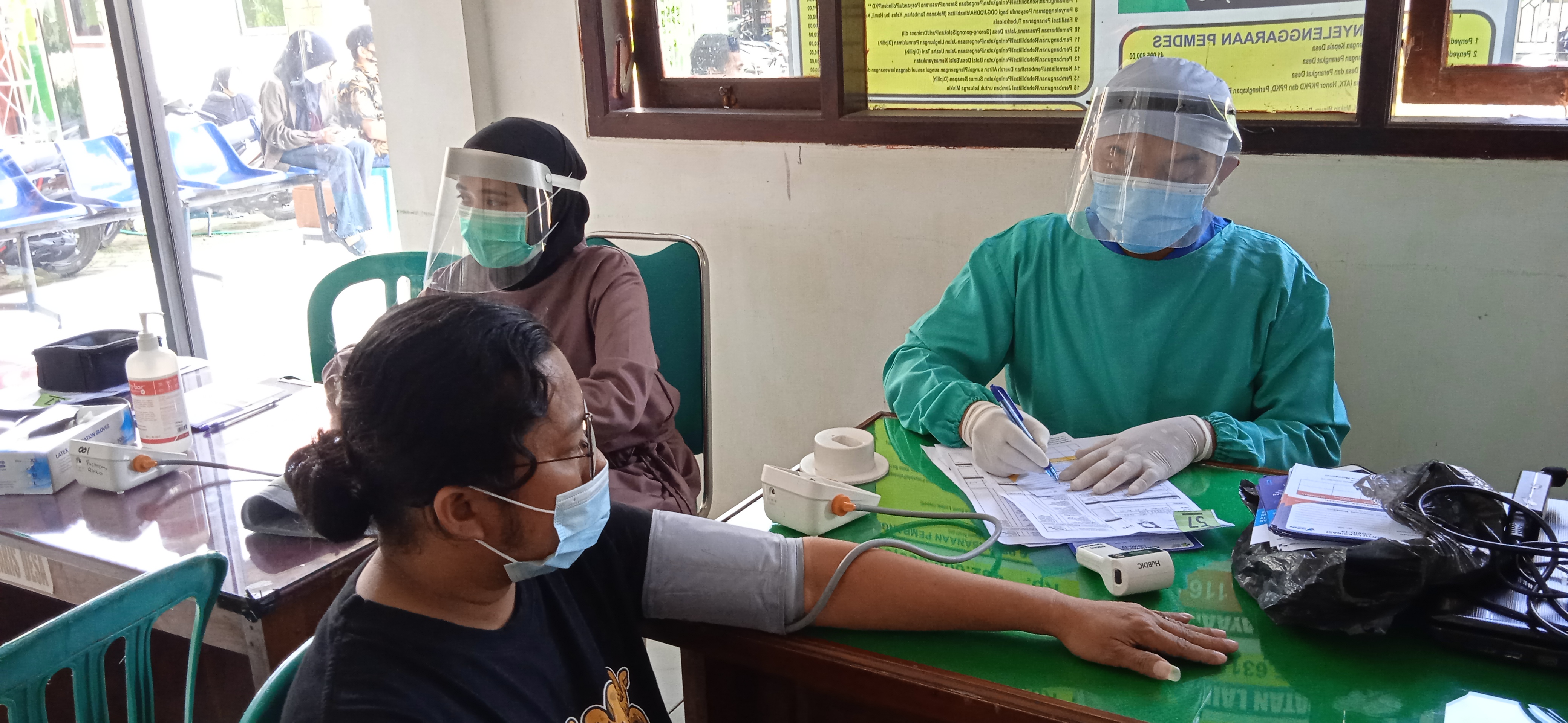 Petugas Vaksinator dari BLUD Puskesmas Mojowarno saat vaksin warga Desa Gedangan