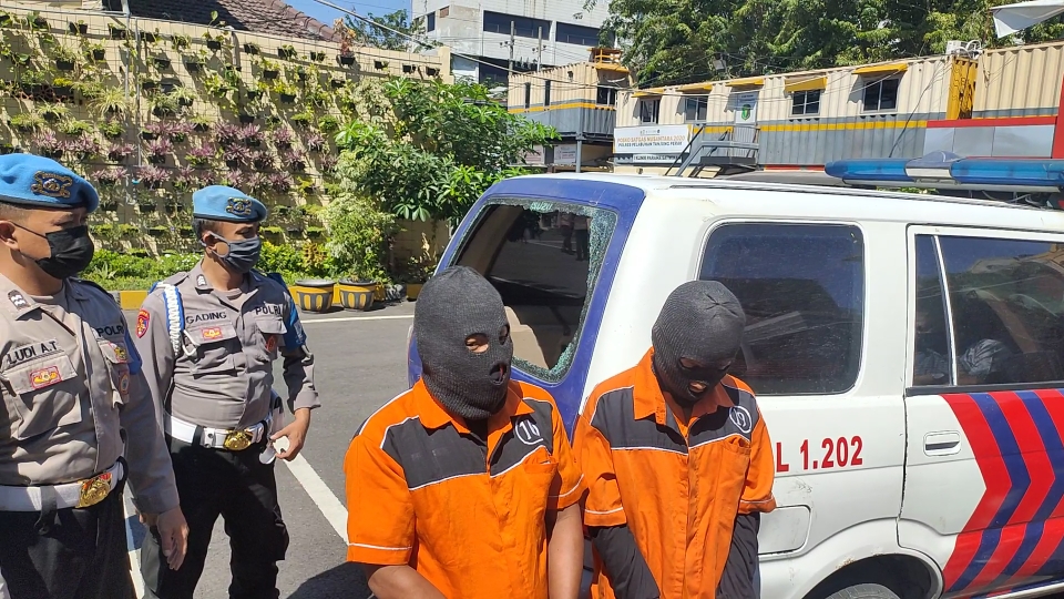 Dua pelaku yang diamankan, melawan petugas PPKM.