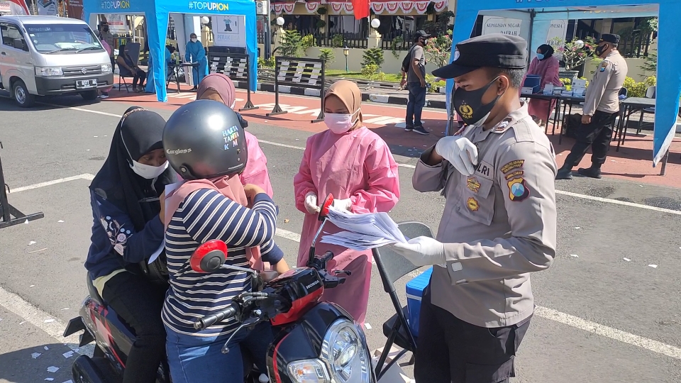 Vaksin Vaksin drive thru Polres Tanjung Perak, Surabaya.