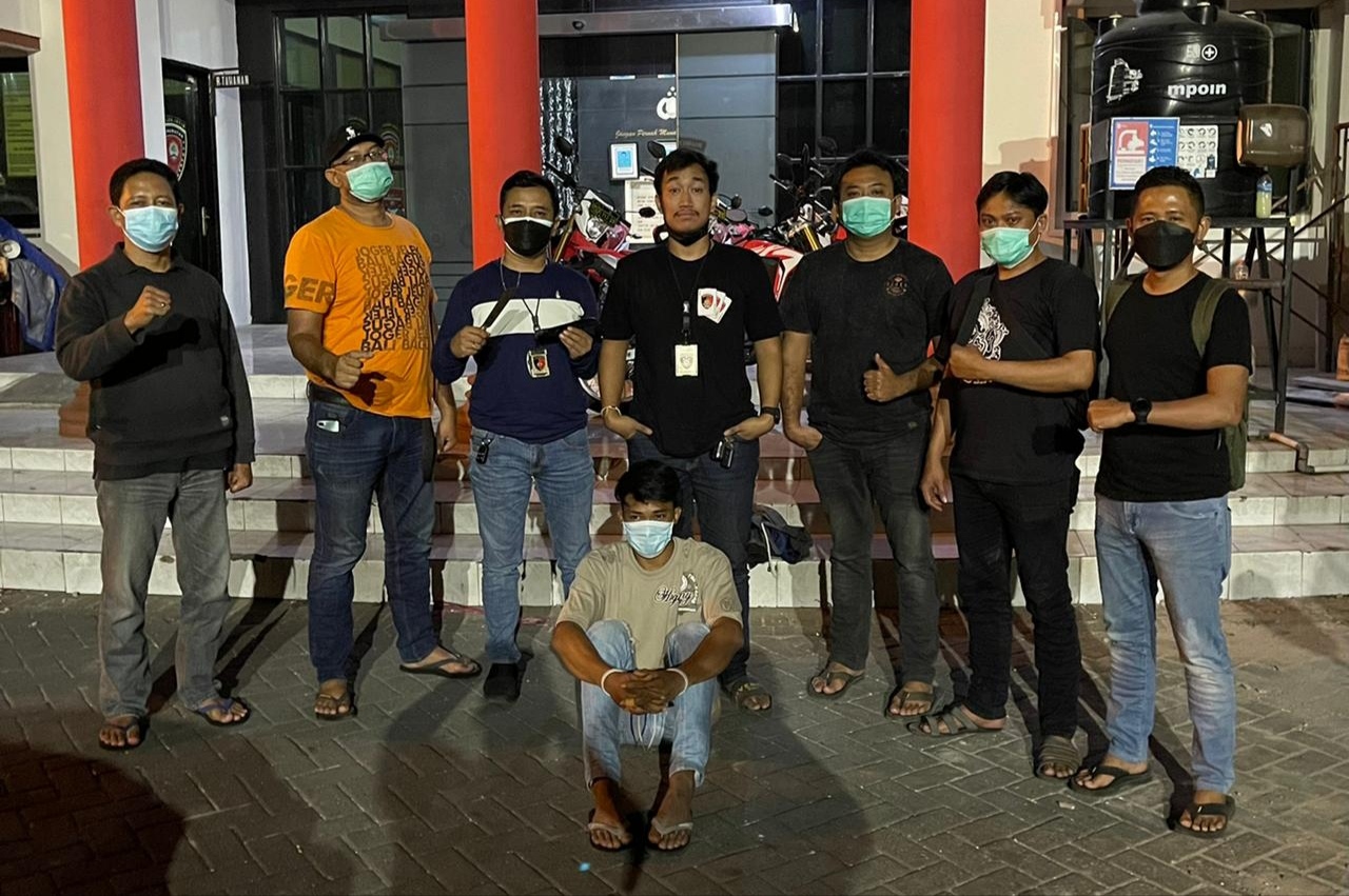 Petugas meringkus satu dari dua pelaku pembunuhan di Pasar Kapasan, Surabaya. 