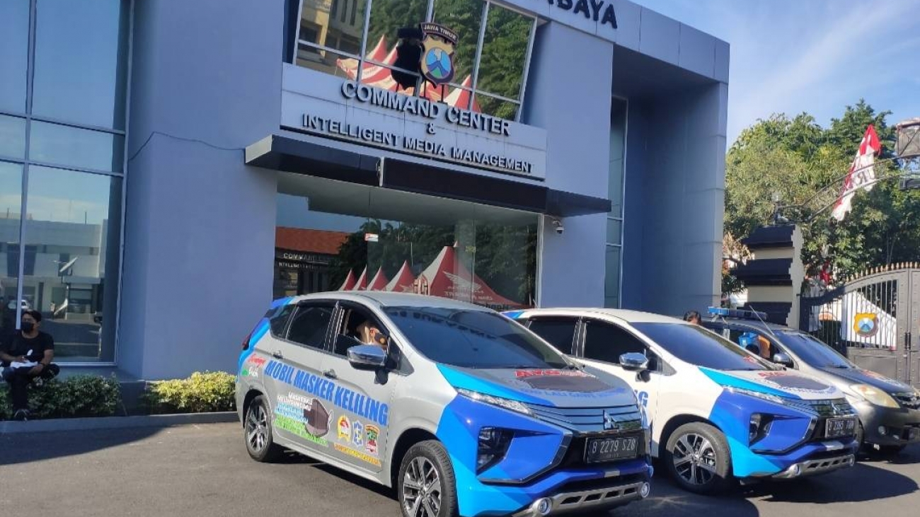 Dua mobil masker keliling Polrestabes Surabaya