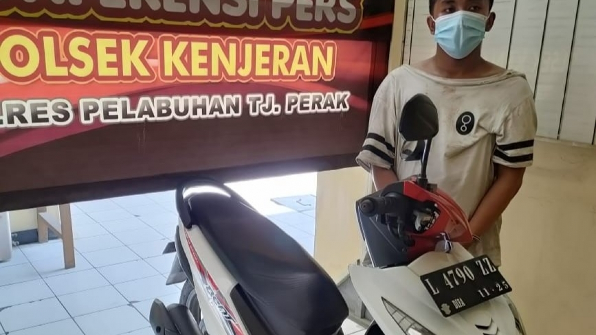 Pelaku pencurian dan barang buktinya.