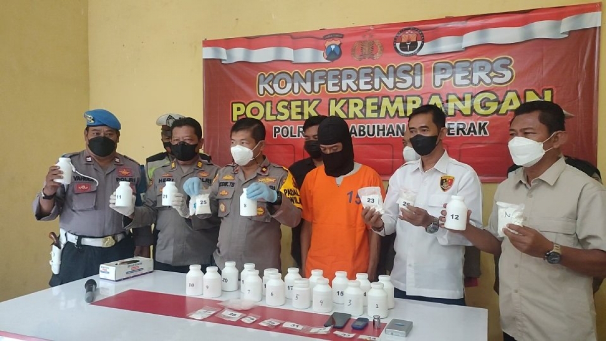 Kapolsek dan Kanit Krembangan pamerkan pelaku dan barang buktinya.