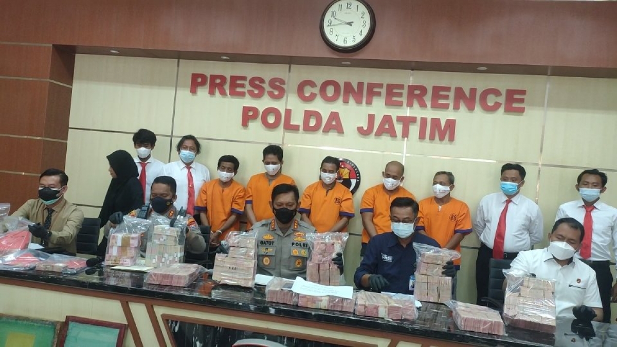 Kabid Humas Polda Jatim, Kapolresta Banyuwangi dan perwakilan Bank Indonesia saat pamerkan uang palsu.
