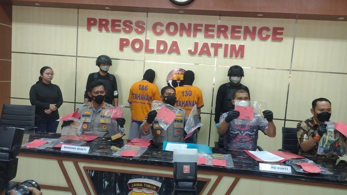Wakapolda Jatim pamerkan dua pelaku penggelapan saat gelar press rilis.