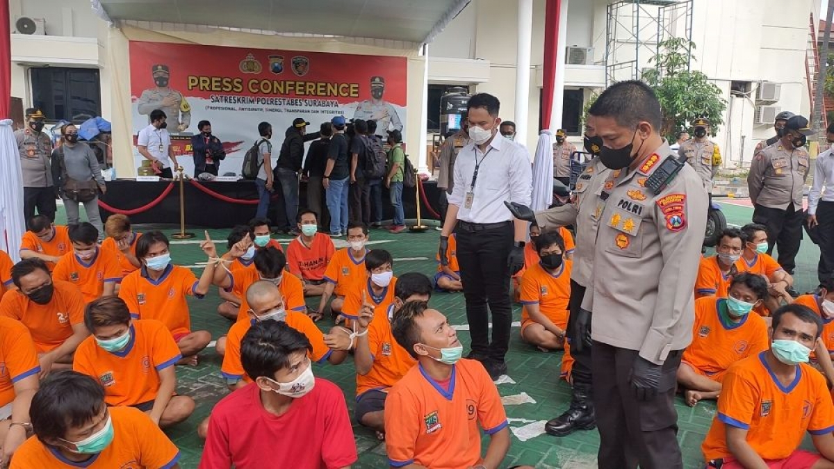 Kapolrestabes Surabaya pamerkan puluhan pelaku kejahatan jalanan.