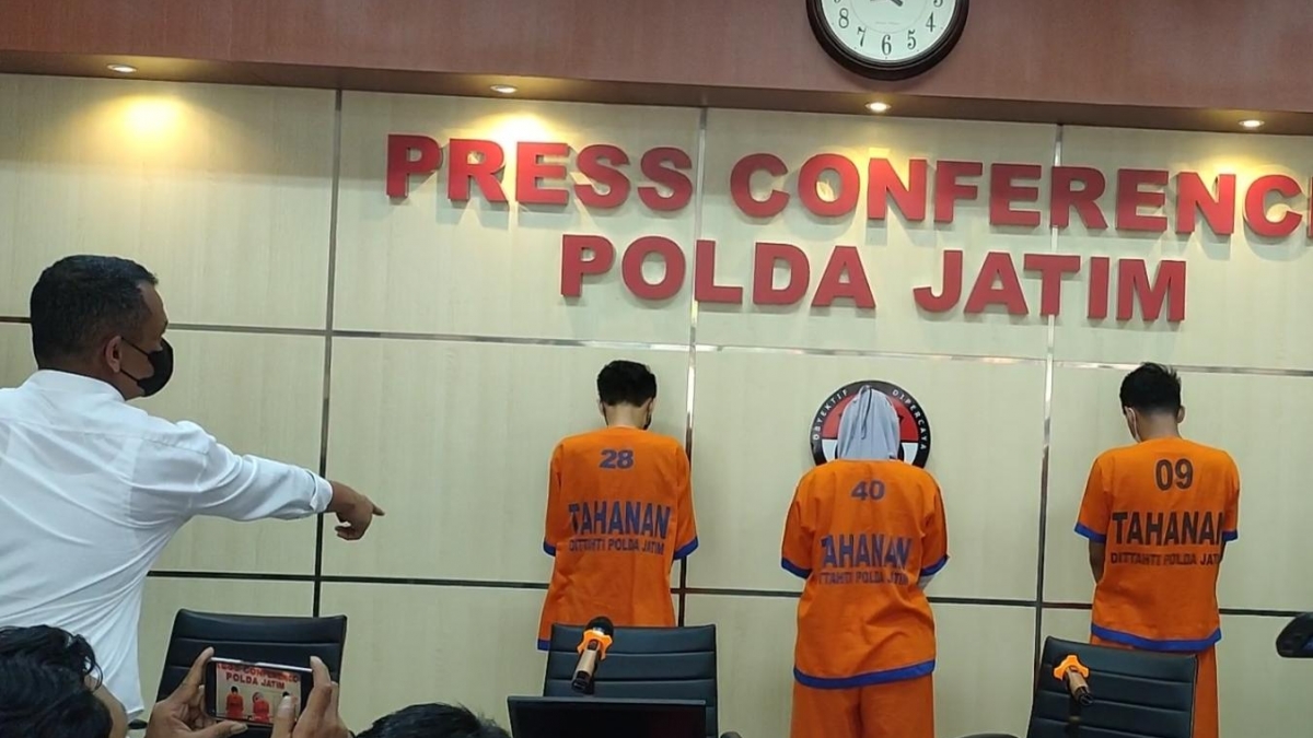 Tiga pelaku Pinjol yang dibekuk Polda Jatim, salah satunya wanita.