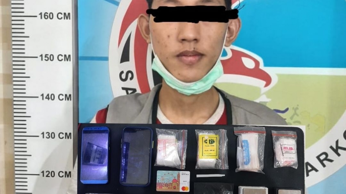 Pelaku sabu dan barang buktinya.