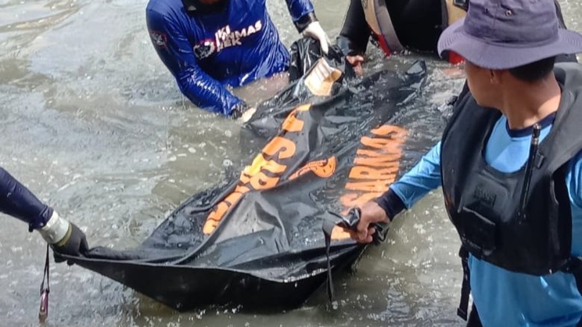 Korban tenggelam ditemukan dan dievakuasi petugas.