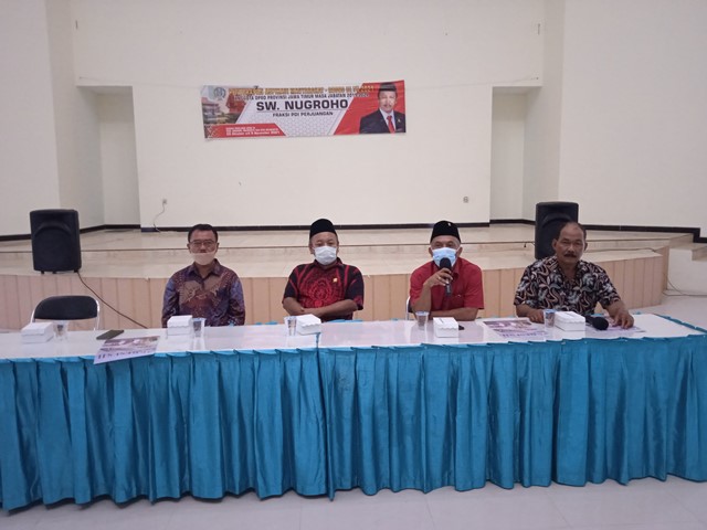 Anggota DPRD Propinsi Jatim SW Nugroho dari Fraksi PDI Perjuangan saat reses bersama masyarakat.