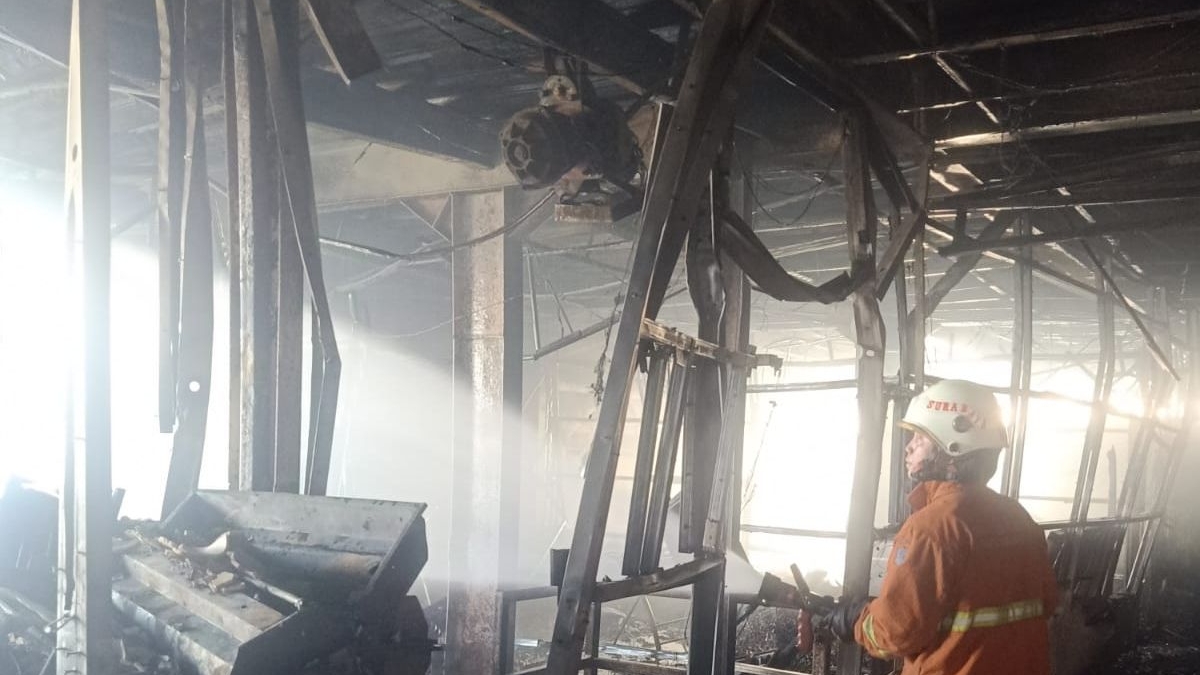 Gudang piala di Surabaya yang hangus terbakar.