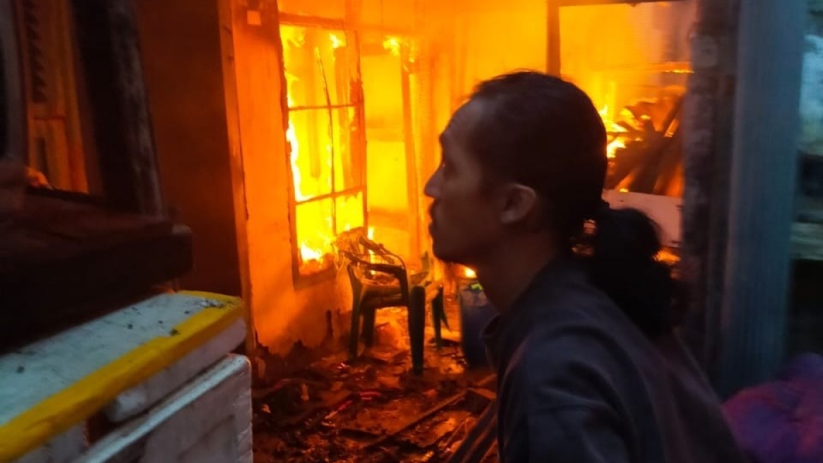 Rumah korban saat dilalap api. (IST)