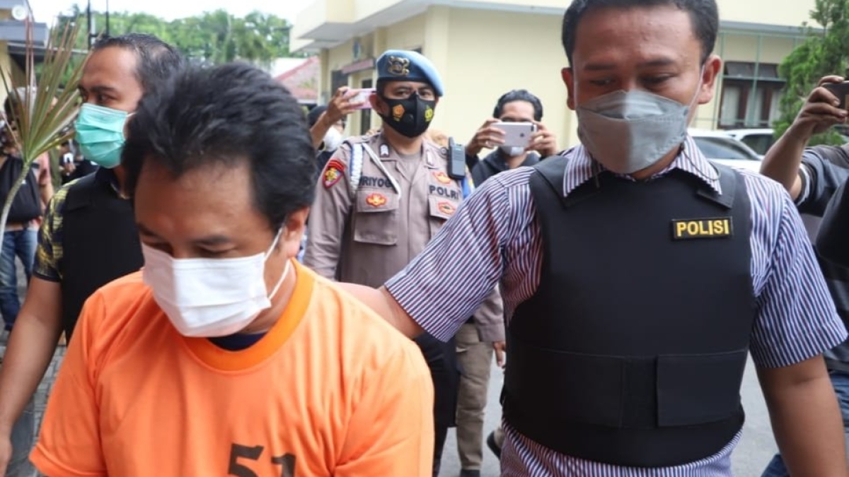 Foto : Tersangka saat digelandang Polisi.