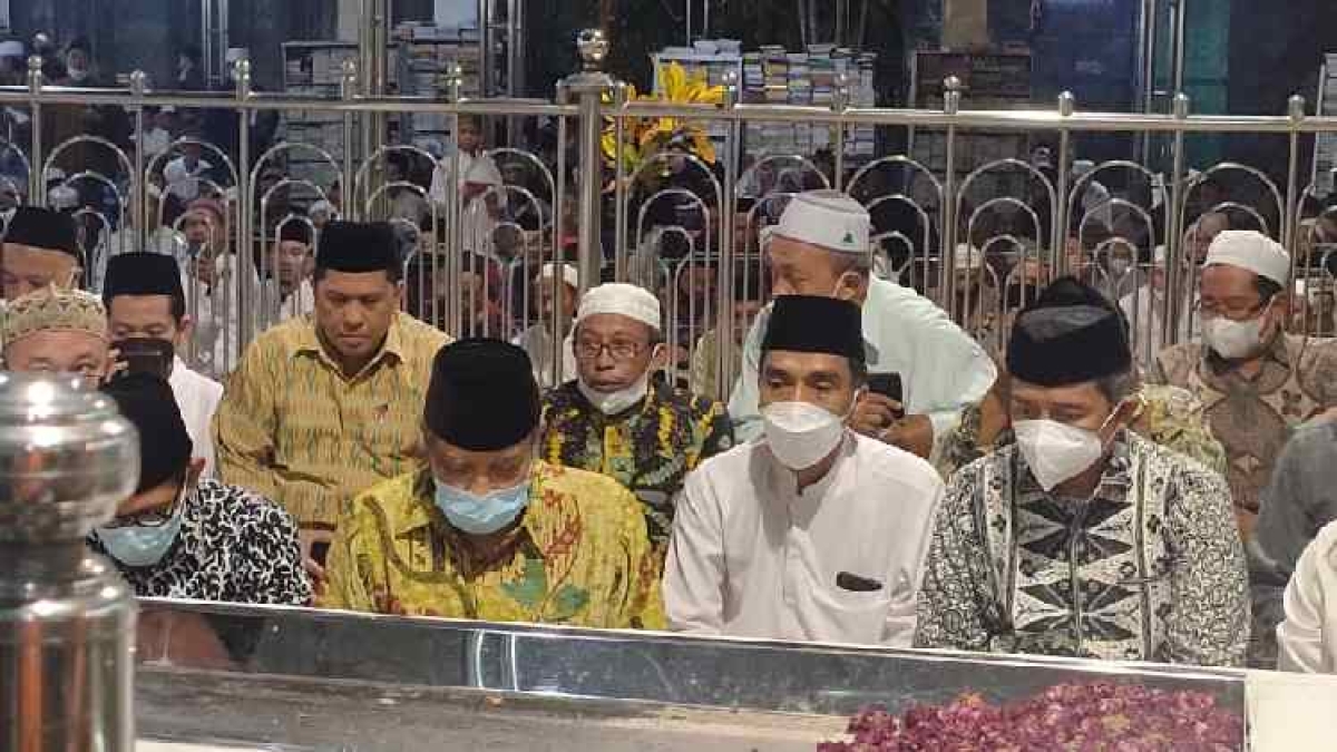 Ketua Umum PBNU, KH Said Aqil Siradj berziarah ke Makam Sunan Ampel.