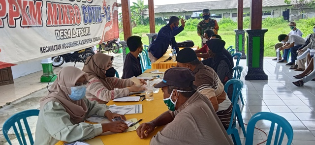 Petugas Bank BNI salurkan Kartu Keluarga Sejahtera (KKS) program unggulan Pemerintah Pusat.