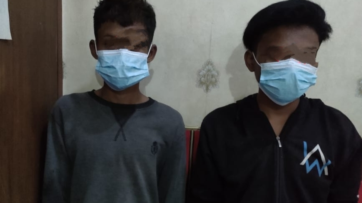 Dua pelaku maling motor yang ditangkap warga.