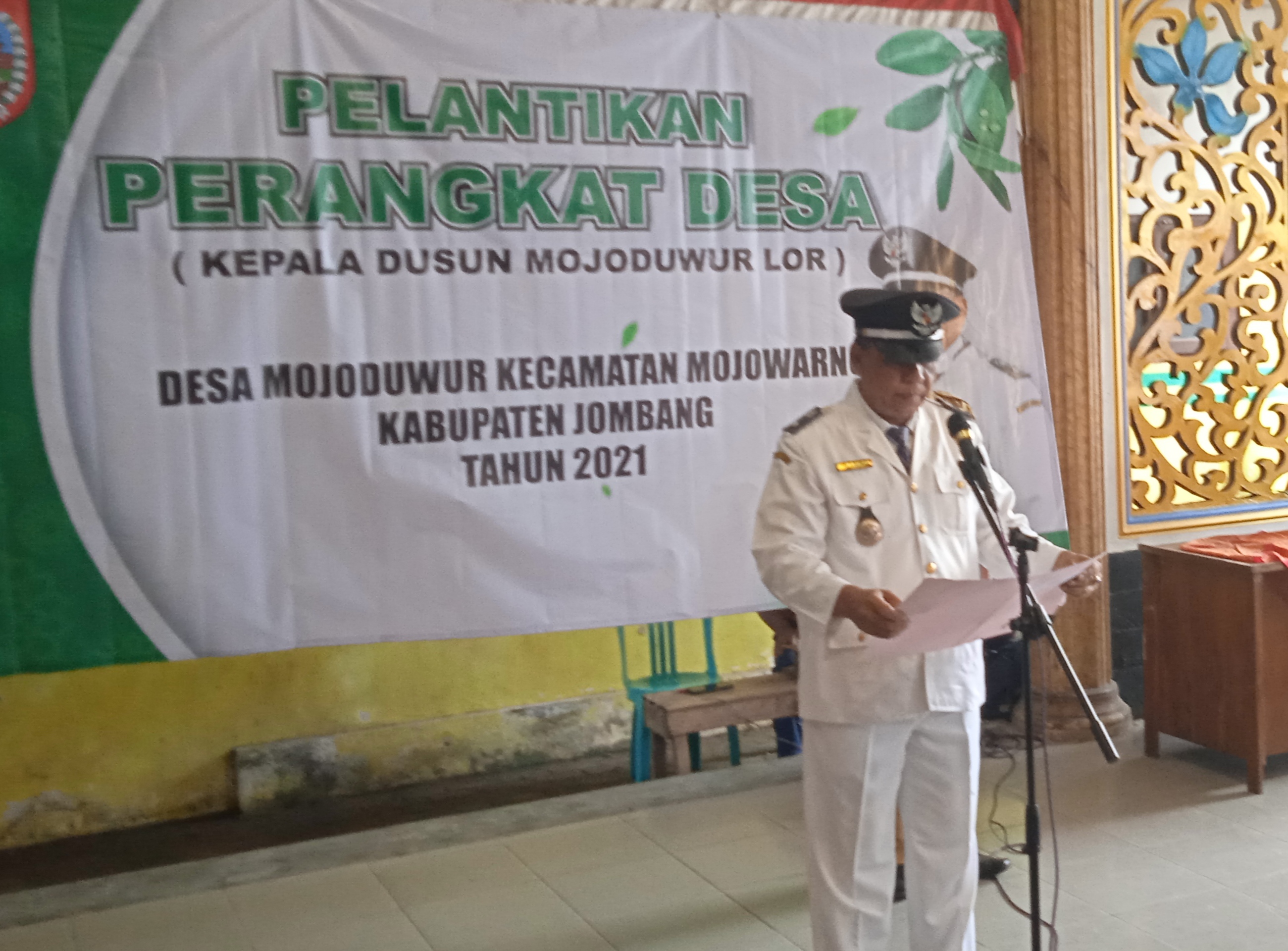 Imam Baihaki,Kepala Desa Mojoduwur, saat melantik perangkat desa.