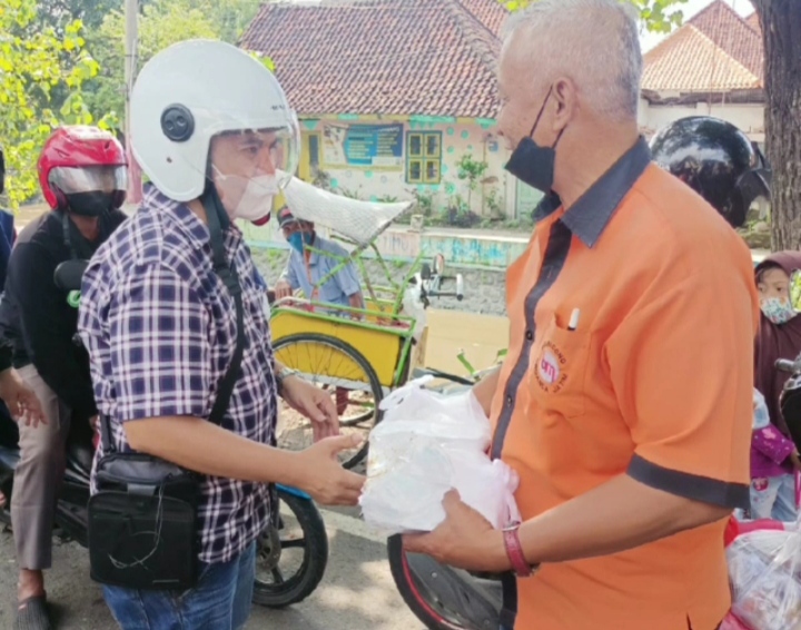Anggota DPRD Jombang F Partai Demokrat Syarif Hidayatullah saat beri bantuan kepada warga.