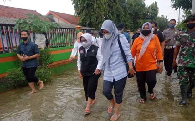 Bupati Jombang Mundjidah Wahab Saat meninjau lokasi banjir.